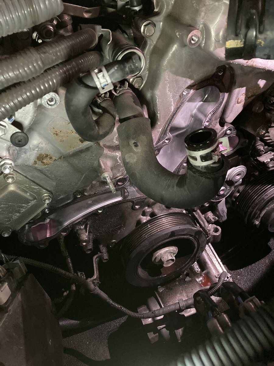 島のフナムシ 機械の異音は初期の故障 やっぱりウォーターポンプにガタ有り 軸に水漏れ有りやった ポンプ交換ついでにベルトとオートテンショナーも交換 なかなかハードで疲れた １０万キロ超えた車に乗る方々 前までこんな音してたか って