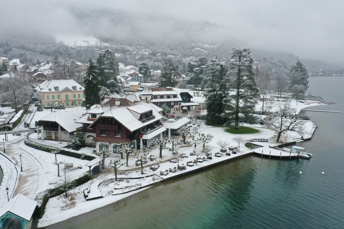 Aujourd'hui, les montagnes ont décidé de se recouvrir de blanc pour notre plus grand plaisir 🤍 

🥰

<a href="/TALLOIRESORG/">TALLOIRES LAC ANNECY</a>  | <a href="/Lac_Annecy/">Lac Annecy Tourisme (compte non opérationnel)</a>  

________ 

📷 Arthur Loison 

#AubergeduPereBise #Talloires #LacAnnecy #Snow #Snowday #Snowfall #France #Alps #AnnecyLake
