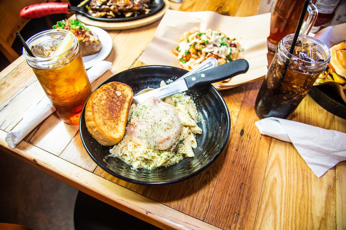 JTHannahs's tweet photo. If you have a big appetite, go ahead and try one of our delicious pasta dishes for lunch, and don't forget the sweet tea! #PigeonForge https://t.co/iNEoBFMX8B https://t.co/8nFpOtC3IC