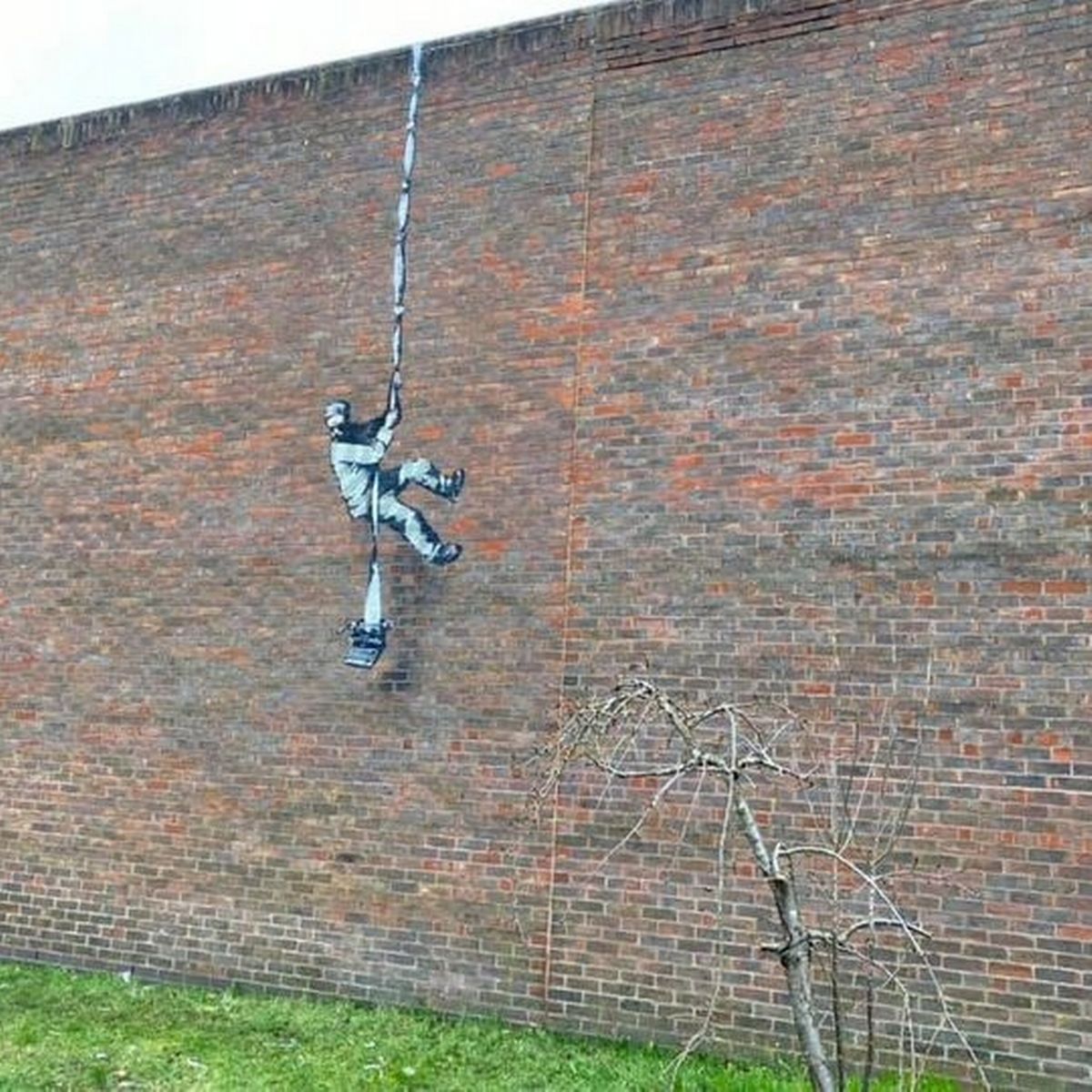 Dear Ministry of Justice. Tonight you are sitting down to discuss the future of Reading Gaol, where Oscar Wilde was imprisoned and where Banksy painted a mural supporting the idea of an arts centre. Either that, or it becomes a block of flats. MoJ, please choose culture!!!
