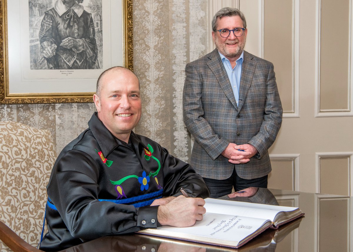 Première rencontre avec notre partenaire incontournable, la <a href="/villequebec/">Ville de Québec</a> et son maire, Régis Labeaume. Très fier de pouvoir poursuivre nos nombreuses collaborations et de mener de nouveaux projets avec vous! #wendake
Crédit photo : Ville de Québec