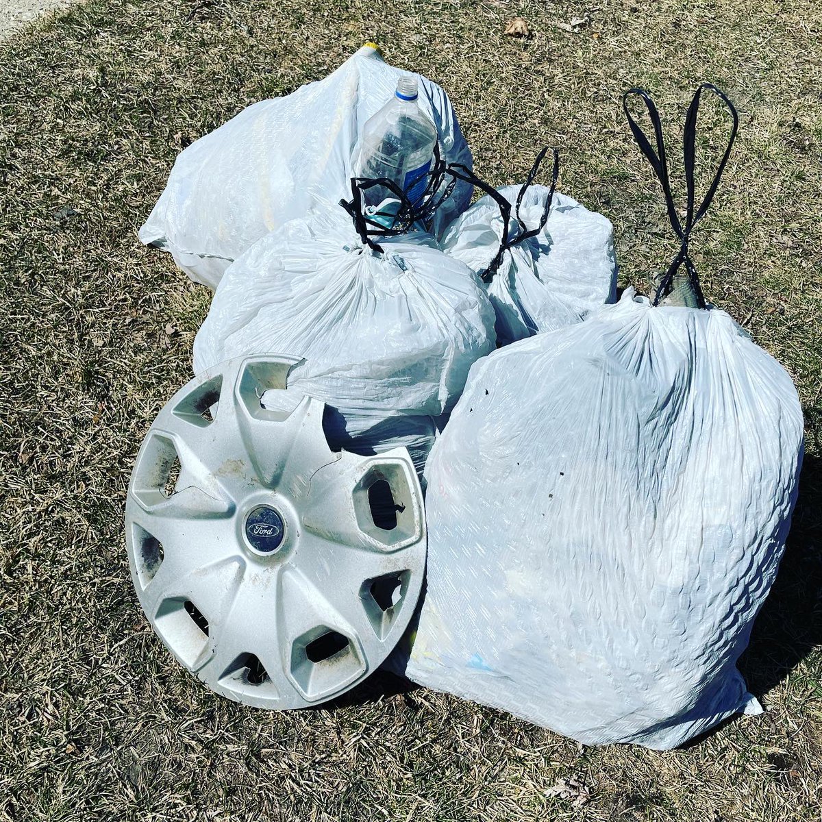 LakeFiveMi's tweet photo. Two locations. 
40.5 pounds of waste cleaned. 
51 face masks. 

We can - we need - to do better. The snow is melting, so we are seeing an abundance of trash that’s been building up all winter. Top it off with the high winds lately, and our parks begin to look like dumps. https://t.co/2LF4Vzyia6