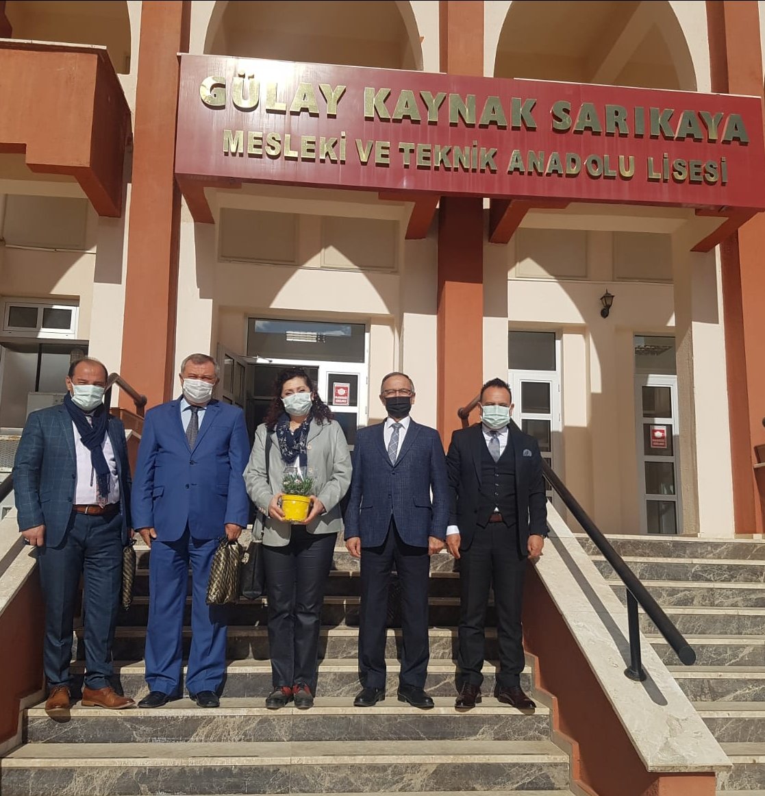 Kaynak grubu okul müdürü arkadaşlarımızla, Gülay  Kaynak Sarıkaya Mesleki ve Teknik Anadolu Lisesi müdürü Muhammetdin Kırlı dostumuza geçmiş olsun ziyaretinde bulunduk. Kendilerine misafirperliğinden dolayı teşekkür ederiz.
