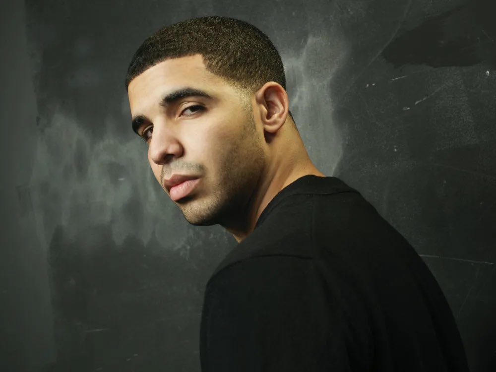 Drake слушать. Дрейк. Дрейк певец. Дрейк фото певец. Drake рэпер прическа.