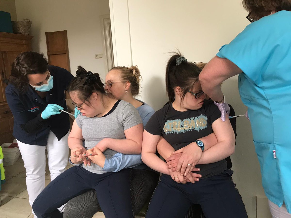 Na een jaar in spanning te hebben gewacht, was daar het moment: de eerste prik bij tweeling Jasmijn en Rosalie. De vaccinatie vond plaats in Thomashuis Almkerk, waar de zussen wonen. Dagblad Trouw sprak hierover met moeder Thea. Lees hier verder: bit.ly/3tjeA7S.