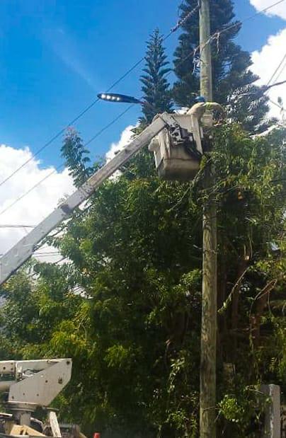 Seguimos llevando esperanza a las comunidades. Nuestras brigadas avanzan los trabajos de iluminación en las zonas más vulnerables de La Romana. 
#OperativoiluminaciónLaRomana  
#UnCompromisoSocial
#EstamosCambiando
