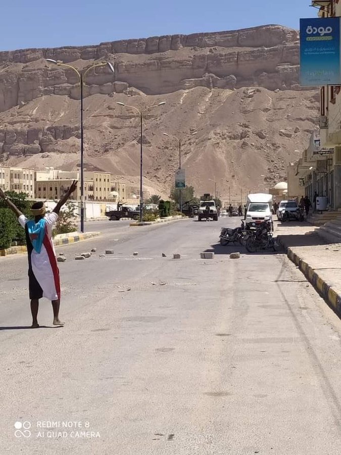 UnknowSoldier_0's tweet photo. #حضرموت #حضرموت21 #سيؤن 

لسان حاله يقول الأرض أرضي والزمان زماني .. حضرمي شامخ الراس ✌🏼✌🏼 https://t.co/dfVEJcrec9
