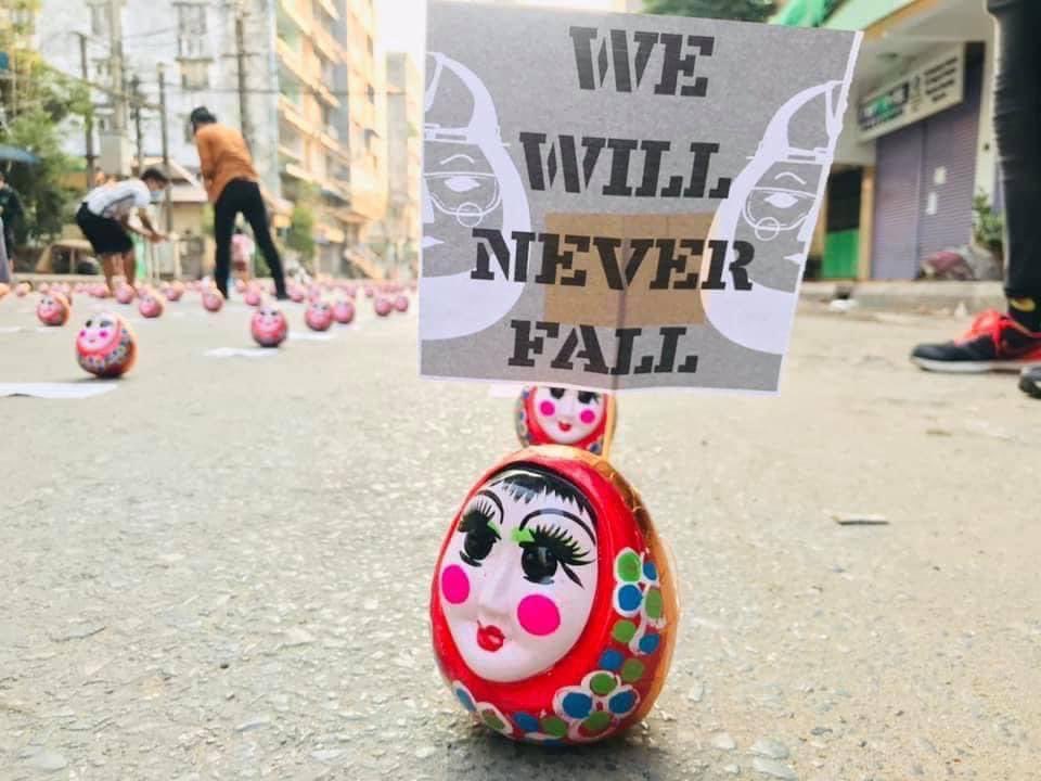 NaingOK2's tweet photo. Ahlone tsp, Yangon:Pyit Tai Htaung traditional toys are placed on street with placards to demonstrate. These toys symbolize resilience,perseverance and never give up, as literally each time it is thrown, it always stands upright after being knocked down. #WhatsHappeningInMyanmar https://t.co/NdehThromV