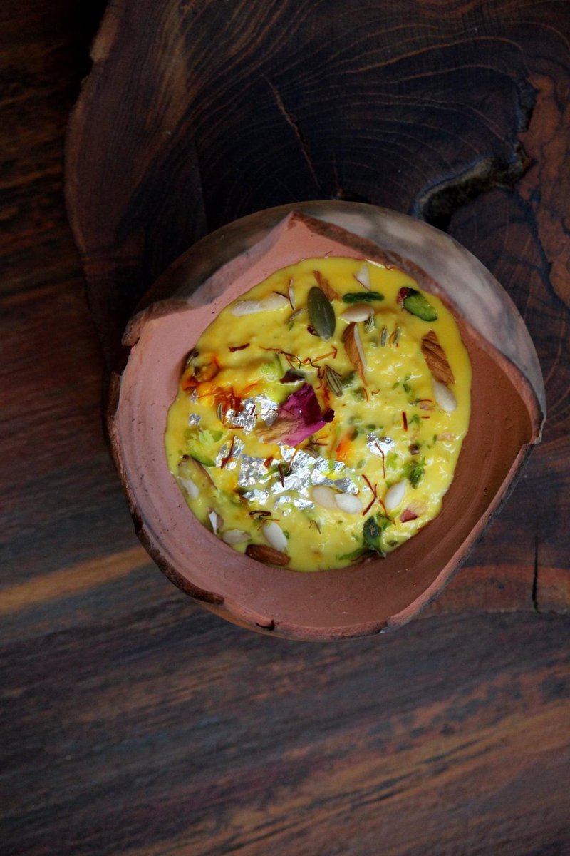 chefreetuudayk's tweet image. The festival of colours i.e. Wilth #Holi is just around the corner...
My green-eyed hunk @UKugaji simply loves Rabdi 
Thought of preparing #rabdi with a burst of flavours incorporated in it..Kesari Thandai Rabdi for him
Kesari Thandai Rabri
REcipE cOming sOON....
#holi #dessert