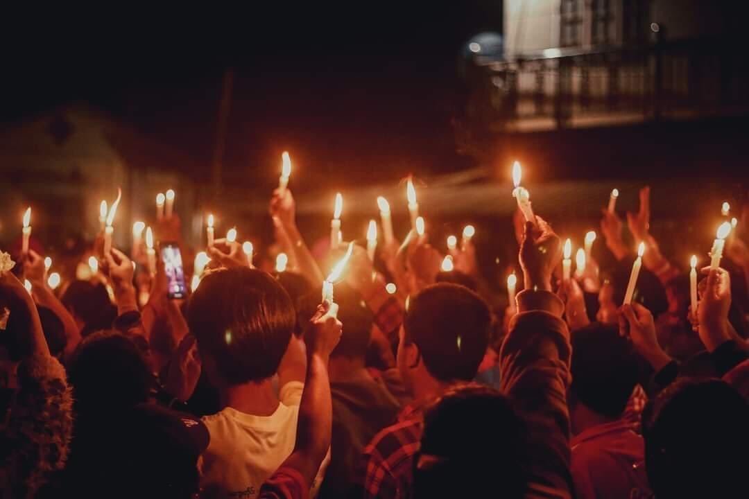 YuYuWin70292's tweet photo. အတားအဆီးများစွာ ရှိပေမယ့်လည်း ရပ်ကွက်လှည့်ပြီး ဆင်နွှဲခဲ့ကြတဲ့ ပြင်ဦးလွင် မြို့ရဲ့ ညသပိတ်မြင်ကွင်း။
#dvbtvnews #pyinoolwin #ညသပိတ် #NightProtest #WhatsHappeningInMyanmar 
#Mar15Coup https://t.co/I8yi8vKLG8