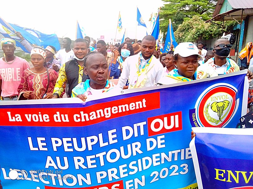 G_Dubuka's tweet photo. Ensemble avec son président l'honorable @DSESANGA le parti @Envol_Rd_Congo a déposé sa pétition portant sur la révision des certains articles de la constitution , notamment sur le #retour à #2tours de l'élection #Presidentielle.
Voici venu l moment du changement. Envol viva✌️✌️ https://t.co/aDnaR1Cwf1