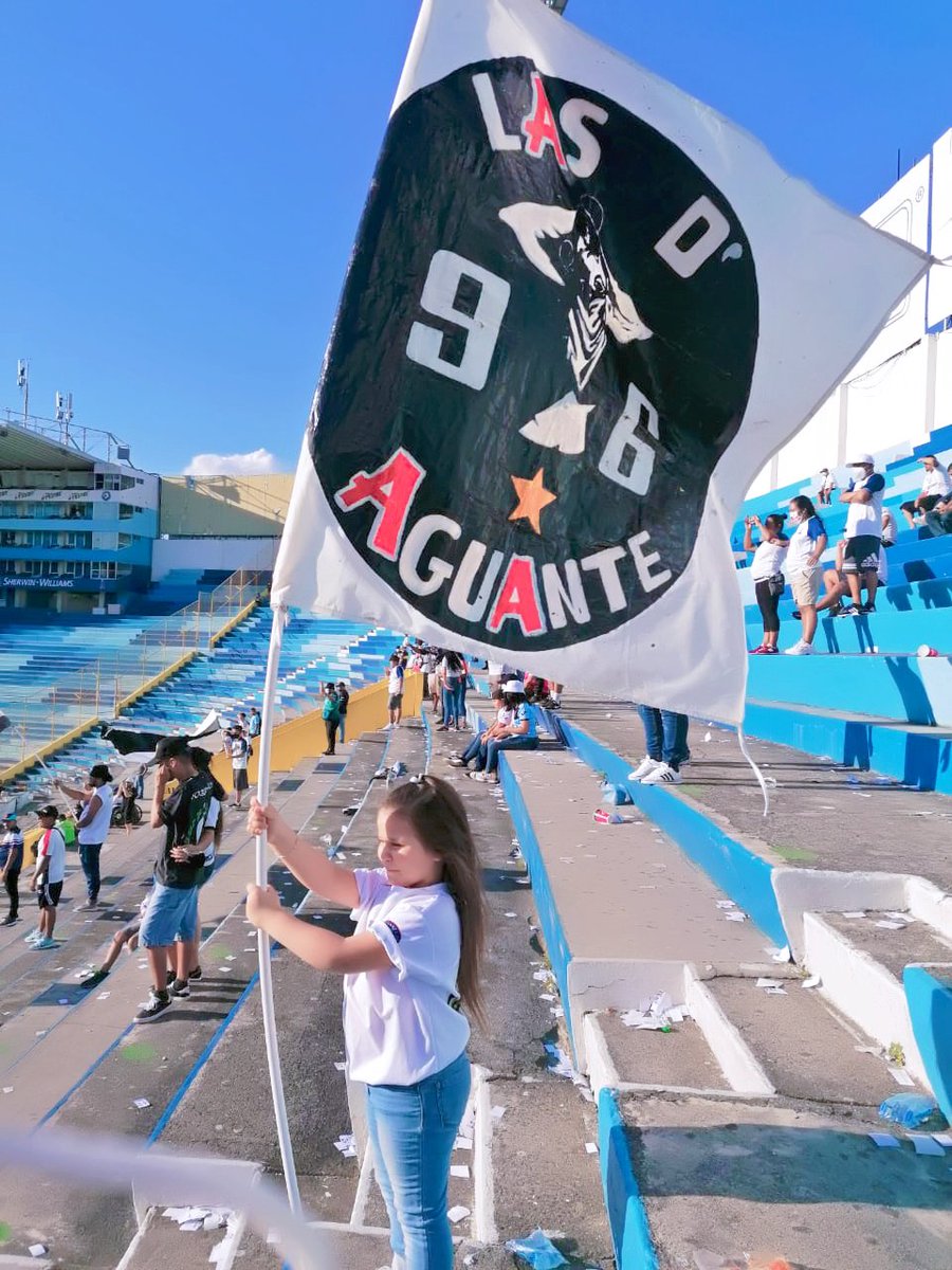 BarraBrava_AFC's tweet photo. ¡LA NOVENTA Y SEIS ES FAMILIA!
Domingo en familia.
Domingo de Alianza F.C.
El día de ayer vivimos una gran fiesta familiar junto a la banda del pueblo la noventa y seis, 🅰️lianza gustó y goleó. https://t.co/1KoRM9A6D0