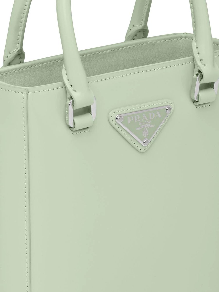weirderday__'s tweet photo. prada small brushed leather tote🥣🩰🐇🍈 บ้าไปแล้วสีน่ารักมากน่ารักทุกสี🤤นี่ชอบฟ้า cornflower blue ฟ้าอ่อนๆอมเทาน่ารักตีคู่มากับสีเขียวเลย💥 มีทั้งหมด 5 สีเค้ามีสายสะพายยาวด้วยน่ารักกรุบ!🫐🤍 https://t.co/1WRFQDDevv