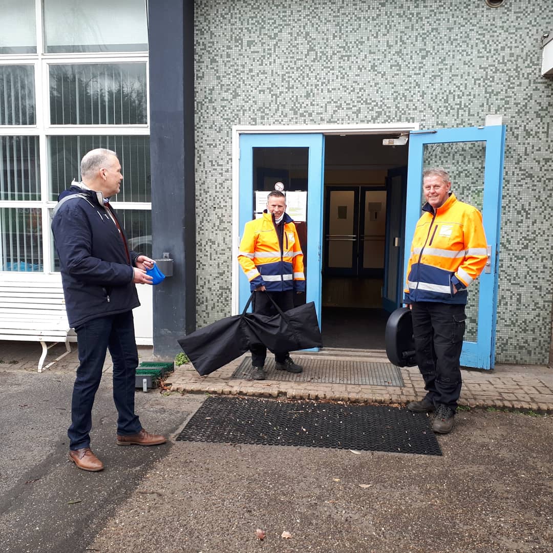 Enkele stembureaus zijn al open voor ouderen en kwetsbare inwoners #TweedeKamerVerkiezingen. Met #wijkwethouder @WouterCatsburg bezocht ik 2 locaties in #ZeistWest. We fietsten ook langs t #Serviceteam  <a href="/gemeentezeist/">Gemeente Zeist</a> die druk zijn met opbouw en faciliteren van #stembureaus. Top!