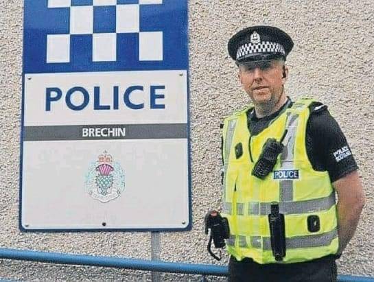 It was the end of an era this weekend, as Sgt Clark Renilson of the Brechin + Montrose Community Policing Team hung up his cuffs and retired after 31 years of keeping people safe. Enjoy your retirement gaffer, you've earned it! 👮‍♂️🏝