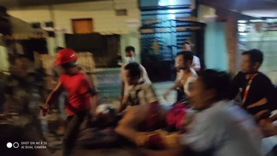 EainMonn's tweet photo. tw // sensitive content // death 
In DAWPON,Yangon,Military Junta shot with a sniper to a civilian in the eyes. The victim is unconscious right now.
BLOODTHIRSTY JUNTA
#WhatsHappeningInMyanmar
#Mar15Coup https://t.co/2Dfm6kmgHa