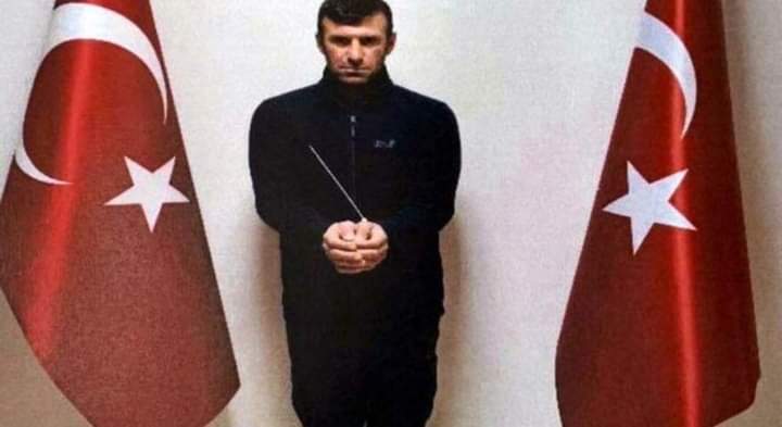 Sayın Cumhurbaşkanım <a href="/RTErdogan/">Recep Tayyip Erdoğan</a>
Bakanım <a href="/suleymansoylu/">Süleyman Soylu</a> şu soysuz adiler şanlı bayrağımız arasında değil, demir parmaklık arkasında fotoğraf karesi ile cihana manşet olsun. Bayrağımızın şanına gölge düşmesin. Saygılar sunarım.