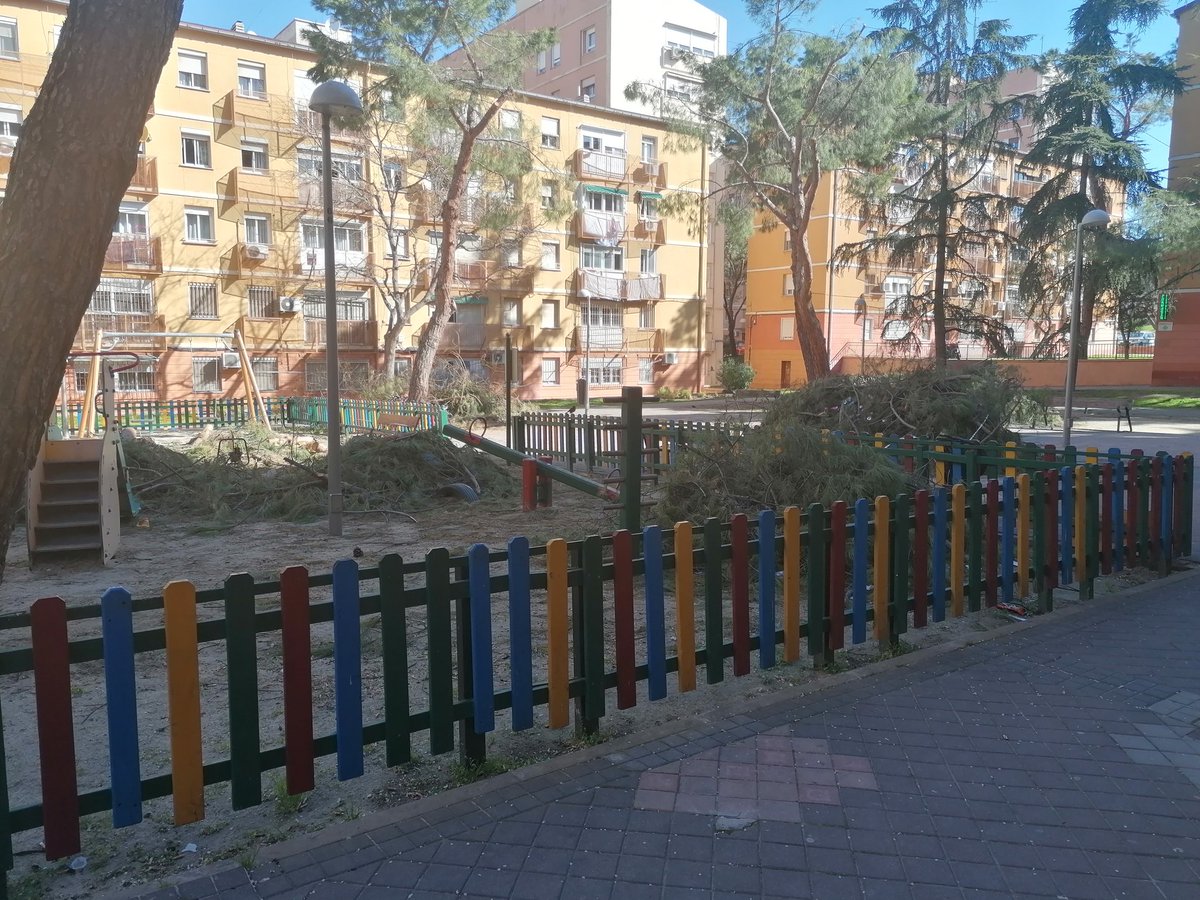 jvmendezdeleon's tweet photo. @SANELAS15 @RebelionMorada @Lineamadrid @jmd_usera @RebeldiaUsera Esta mañana, San Elias, 1. @Lineamadrid @loretosord @ppopular_usera @CsUsera  las ratas amenazan, la  suciedad nos come. Hay un parquecito infantil, una tienda y una Farmacia. A 200 Mt de Plaza Elíptica. https://t.co/DrQOjxVJV2