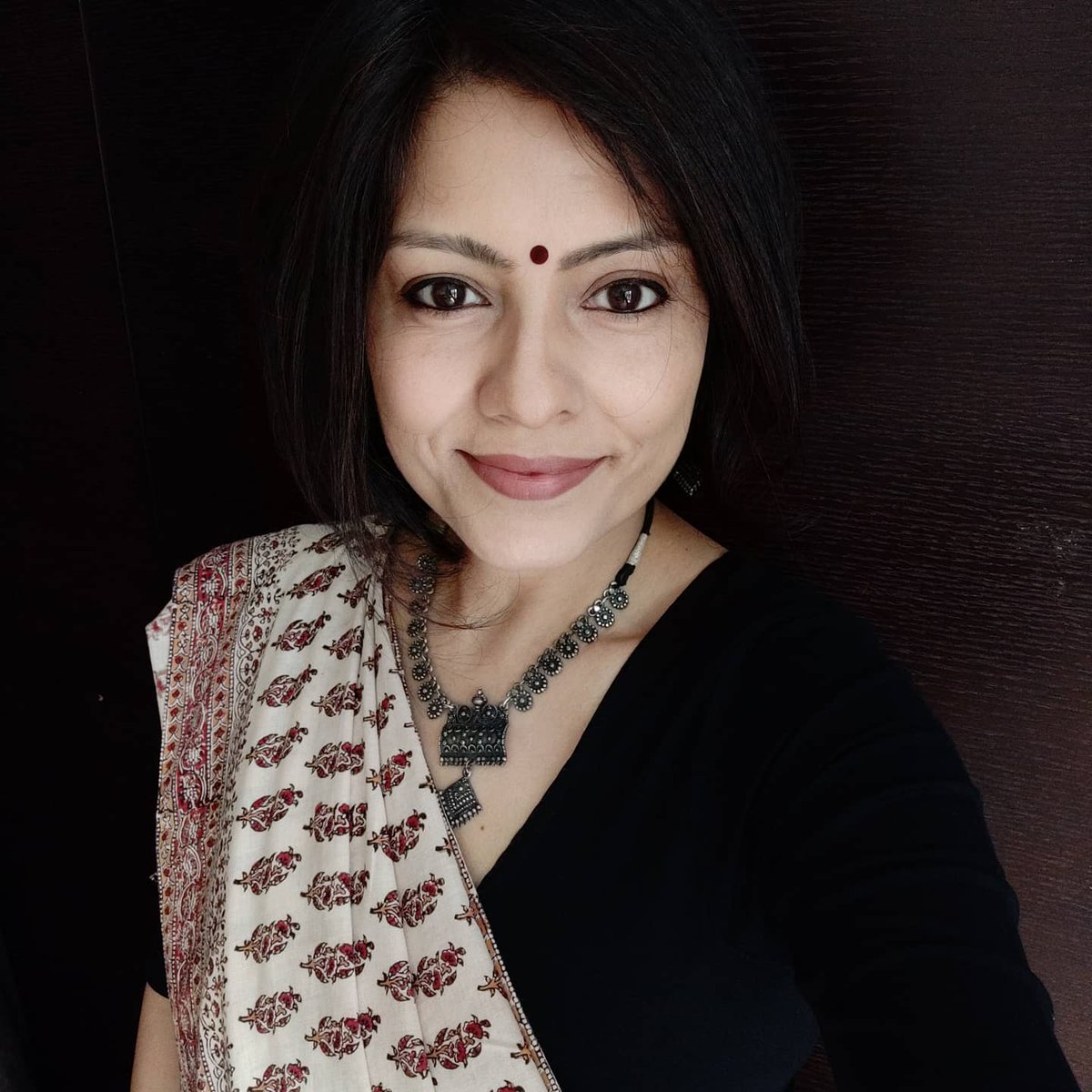 AnishaNDhawan's tweet image. Baithe baithe kya karein...karna hai kuch kaam, chalo saree pehne, lekar mom ka naam.Socho, itna dressing up when I'm not even stepping out of my home.#workingfromhome is a good reason to dress up.Discussed #Rhincompatibility in pregnancy 4 @IHWCouncil