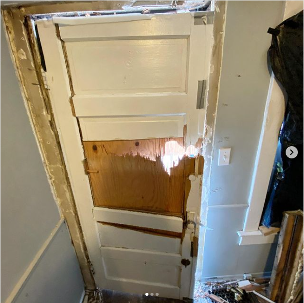 WpgPoliceHarm's tweet photo. From IG: this is what the aftermath of a WPS raid looks like. 

The description details how they broke through a door + window despite having access to a key and later released the 19 yr old tenant into the cold without shelter.

#AbolishTheWPS 

https://t.co/8bieLC2MVd https://t.co/xSjGzfTxy9