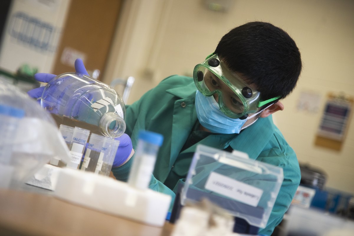 Three days a week, professor Brian Mailloux, professor JJ Miranda, and a team of Barnard researchers brave the basements of campus buildings to retrieve sewage samples. Their objective? To monitor wastewater for the virus that causes #COVID19. Read more: barnard.edu/news/testing-w…