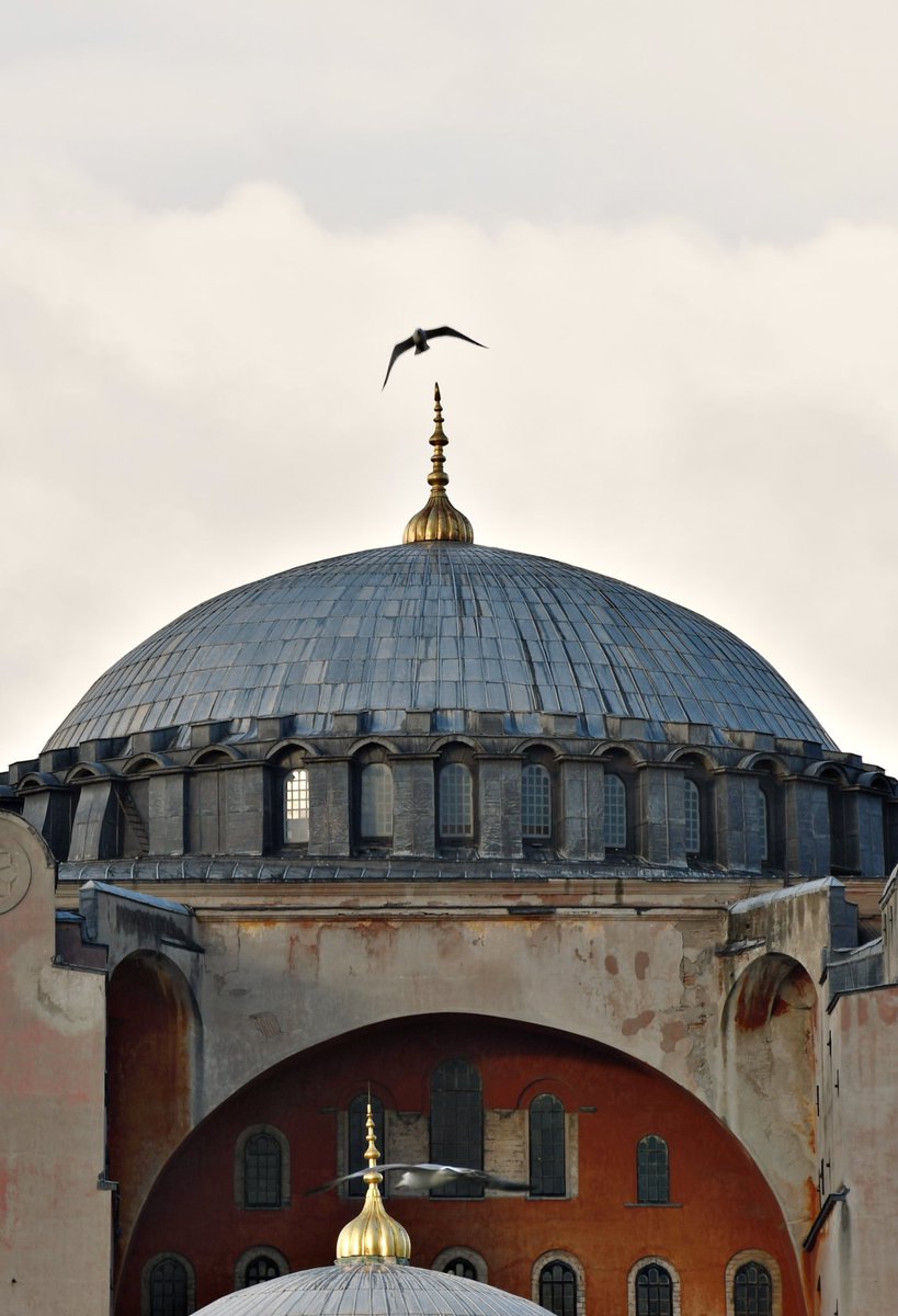 "Ayasofya açılacak... Hem de öylesine açılacak ki, kaybedilen bütün mânalar, zincire vurulmuş masumlar gibi onun içinden fırlayacak!.."

Necip Fazıl Kısakürek