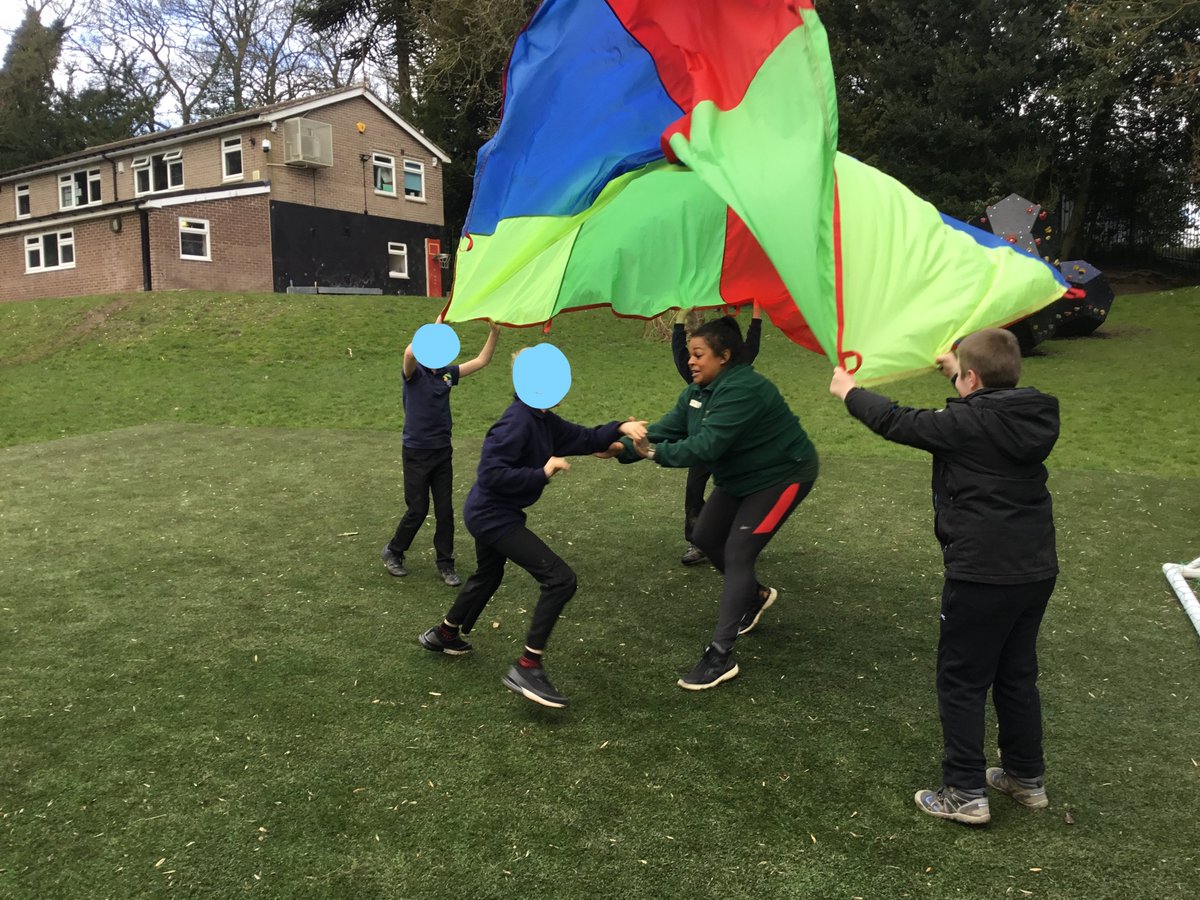 PamDawkins4's tweet photo. Parachute time in P.E KS2 #parachutefun #letsgetactive #thrive @JosephNorton001 #JNAvalues.π€Όπ€Όπ€Ό https://t.co/e7ASm7iilB