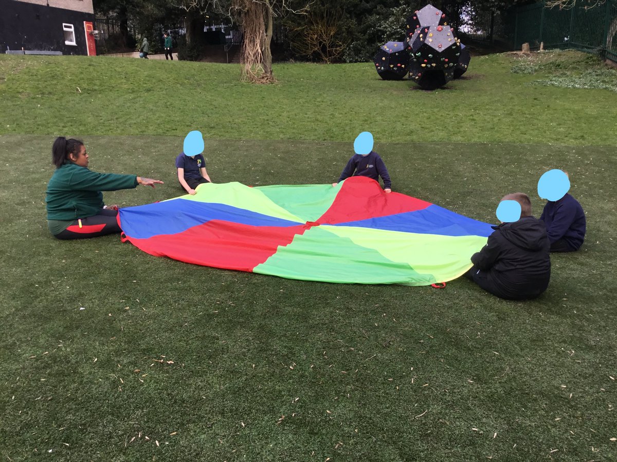 PamDawkins4's tweet photo. Parachute time in P.E KS2 #parachutefun #letsgetactive #thrive @JosephNorton001 #JNAvalues.π€Όπ€Όπ€Ό https://t.co/e7ASm7iilB