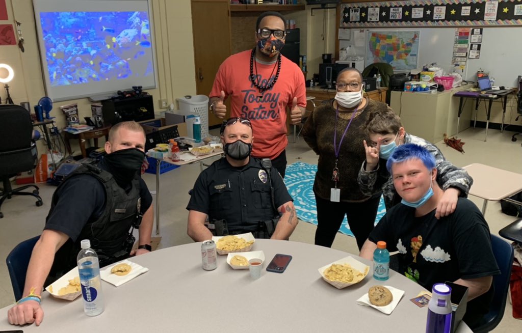WellsEaglesWPS's tweet photo. Officer Jensen and Officer Seachris stopped by to answer questions, connect with students, and eat nachos! #GWEagles #WPSProud #wpdcares π¦
https://t.co/eDIeBkeZ5m