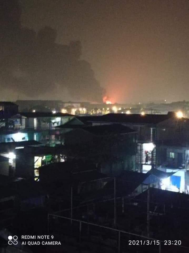 shafiur's tweet photo. #Mar15Coup Hlaing Thar Yar 

After a day of headshots and killings, #myanmar military have now started fires in Shwelinpan Industrial Zone. 

#WhatsHappeningInMyanmar https://t.co/uMkL2a0X15