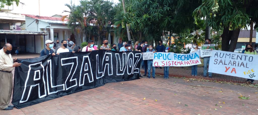 APUCoficial's tweet photo. #UniVe los #Ucistas exigimos salarios dignos, seguridad social y demás condiciones de trabajo decente, por defender la Autonomía Universitaria desde el @MPPEUVEN @CTrompiz2 nos retiene el salario #LaUniversidadNoSeDoblega #FAPUVNoAceptaElSistemaPatria @CIDH @OITnoticias https://t.co/GVfQeVLDTv
