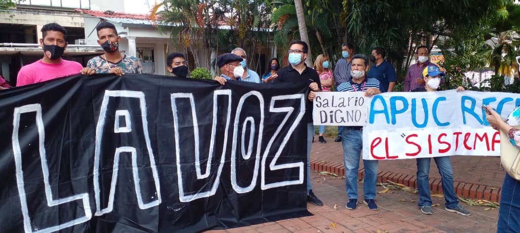 APUCoficial's tweet photo. #UniVe los #Ucistas exigimos salarios dignos, seguridad social y demás condiciones de trabajo decente, por defender la Autonomía Universitaria desde el @MPPEUVEN @CTrompiz2 nos retiene el salario #LaUniversidadNoSeDoblega #FAPUVNoAceptaElSistemaPatria @CIDH @OITnoticias https://t.co/GVfQeVLDTv