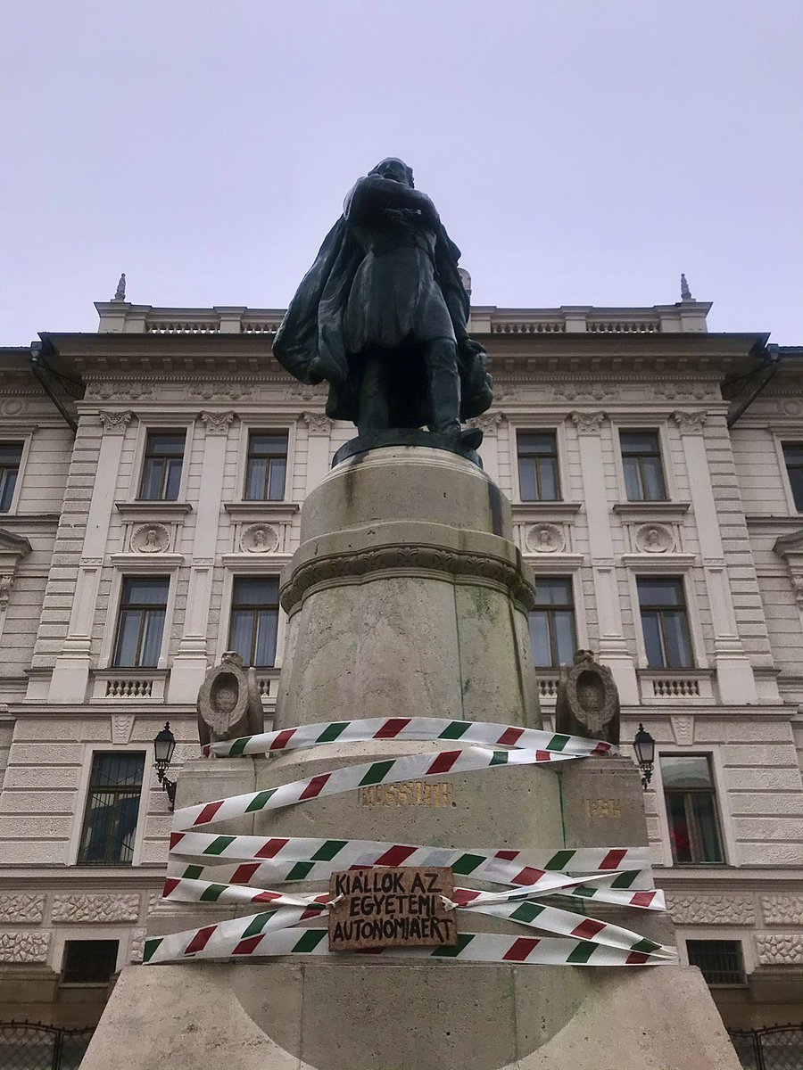 bnyiradi's tweet photo. mai akció, mai büszkeség.💙 #marcius15 #freePTE #szabadországszabadegyetem #pécs https://t.co/sPLxky82JQ