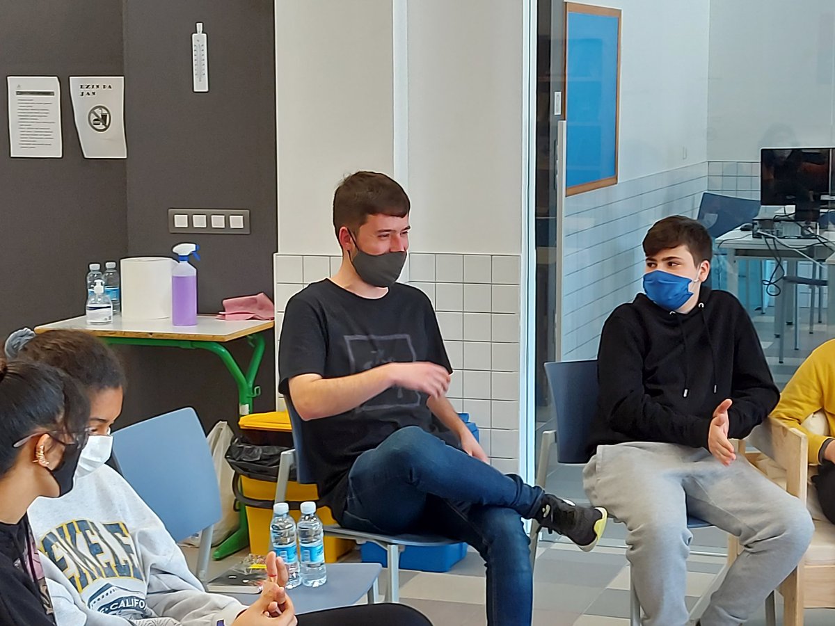 Ikastetxeko “Irakurketa planaren” barne irakurzaletasuna sustatu nahian, ikasleek joku batean parte hartu dute.Pista batzuk jarraituz, Azkoitiko idazle den @IDierez aurkitu behar zuten. Irabazleek Iñigorekin solasaldia izan dute bere jardunari buruz.