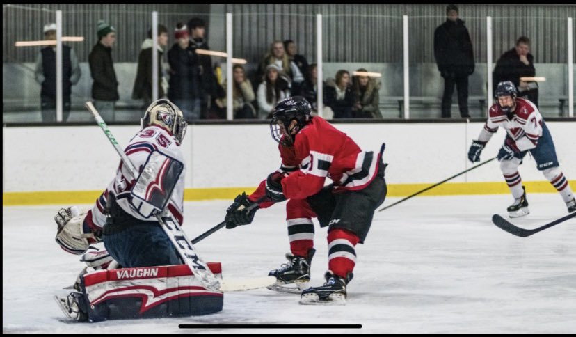 Senior Spotlights Joe Cantelmo (2001)

-Good Vision 
-Smart with the puck
-Quick skater

Joe was a 3 year member of our boys varsity team. Best of luck in the future Joe! #thankyouseniors #Rollgriffins