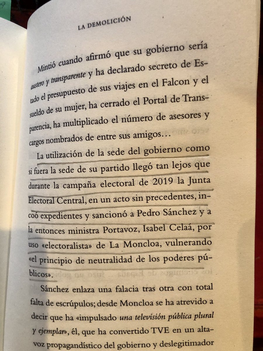 rosadiezglez's tweet image. La confusión entre lo público y lo privado, entre el partido y el gobierno, es lo propio del totalitarismo. Sánchez/Iglesias, dos hombres y una misma pulsión caudillista.