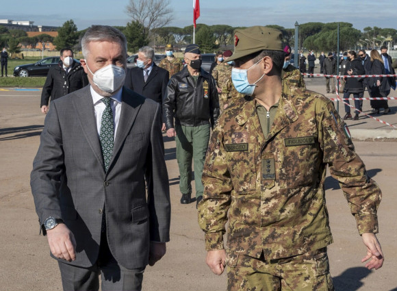 FlMichele69's tweet image. Field experience Logistic organization Certain rules The #ItalianArmedForces🇮🇹 are also at the forefront of large-scale vaccination of the Italian population under the guidance of General #FrancescoPaoloFigliuolo 
@Esercito In the 📸 the Minister of Defense🇮🇹 @guerini_lorenzo