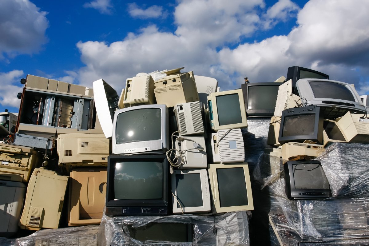 ABQBeautiful's tweet photo. E-waste that is not recycled often ends up in the landfills. As a result, toxic substances commonly found in electronics such as lead, cadmium, &amp; mercury have the capability of contaminating land, air, and water. Follow this link for more info https://t.co/GNZacSzIx6 #ewaste https://t.co/gL2qgAFDlk