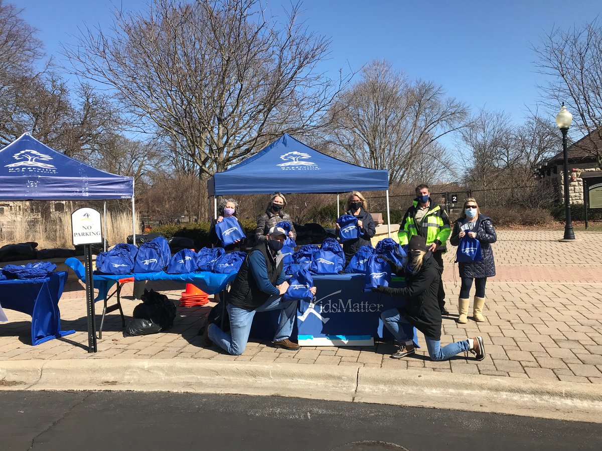 KidsMatter2U's tweet photo. A HUGE thank you to all of the KidsMatter team board members &amp; volunteers from @NaperParks, @NapervillePD, and @northcentralcol who helped us safely distribute over 1,000 of our Stress Relief Care Bags last week! 🙌🏽 

#mentalhealthmatters #stressrelief https://t.co/WRKh3r1IQk