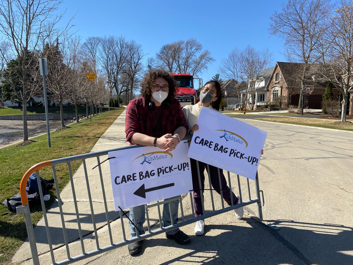 KidsMatter2U's tweet photo. A HUGE thank you to all of the KidsMatter team board members &amp; volunteers from @NaperParks, @NapervillePD, and @northcentralcol who helped us safely distribute over 1,000 of our Stress Relief Care Bags last week! 🙌🏽 

#mentalhealthmatters #stressrelief https://t.co/WRKh3r1IQk