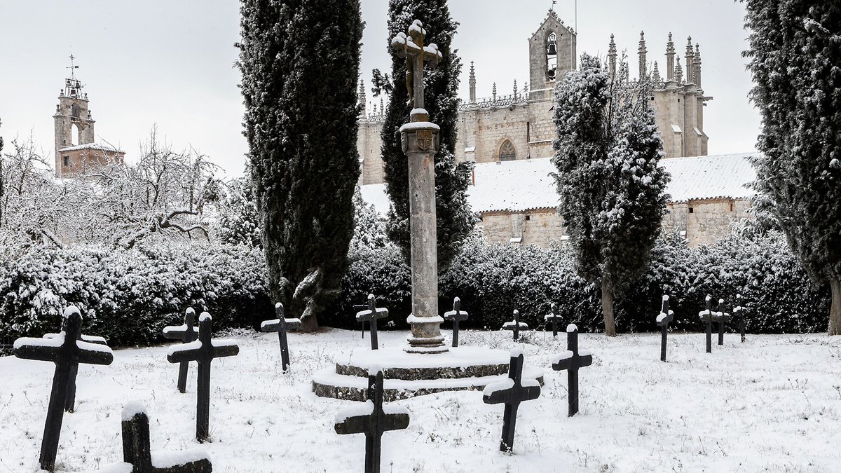 EL CEMENTERIO DE LOS CARTUJOS
Pocas ceremonias reúnen en la #CartujaDeBurgos tanta solemnidad como el entierro de un monje. Tras los oficios religiosos, una procesión fúnebre recorre lentamente las distintas estancias de la clausura y conduce al fallecido hasta su última morada.
