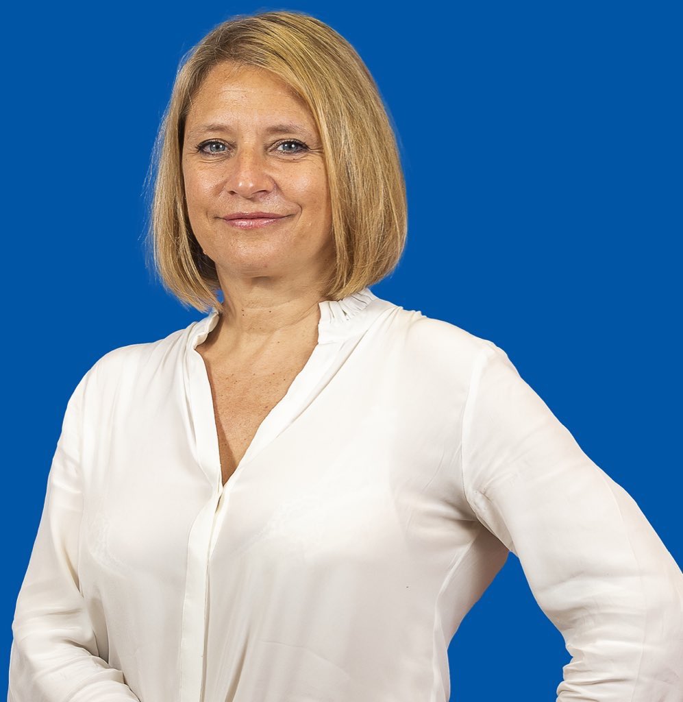 MarleneSchiappa's tweet image. 🔵 Karine Lacombe est chercheuse et infectiologue.
🔵 Kahina Bahloul est la première imam en France.
🔵 Chabrielle Tchicaya Nzinga est aide-soignante.
🔵 Laure-Alice Bouvier est avocate. 

👉 Elles sont nos #109Mariannes. 
interieur.gouv.fr/Actualites/L-a…