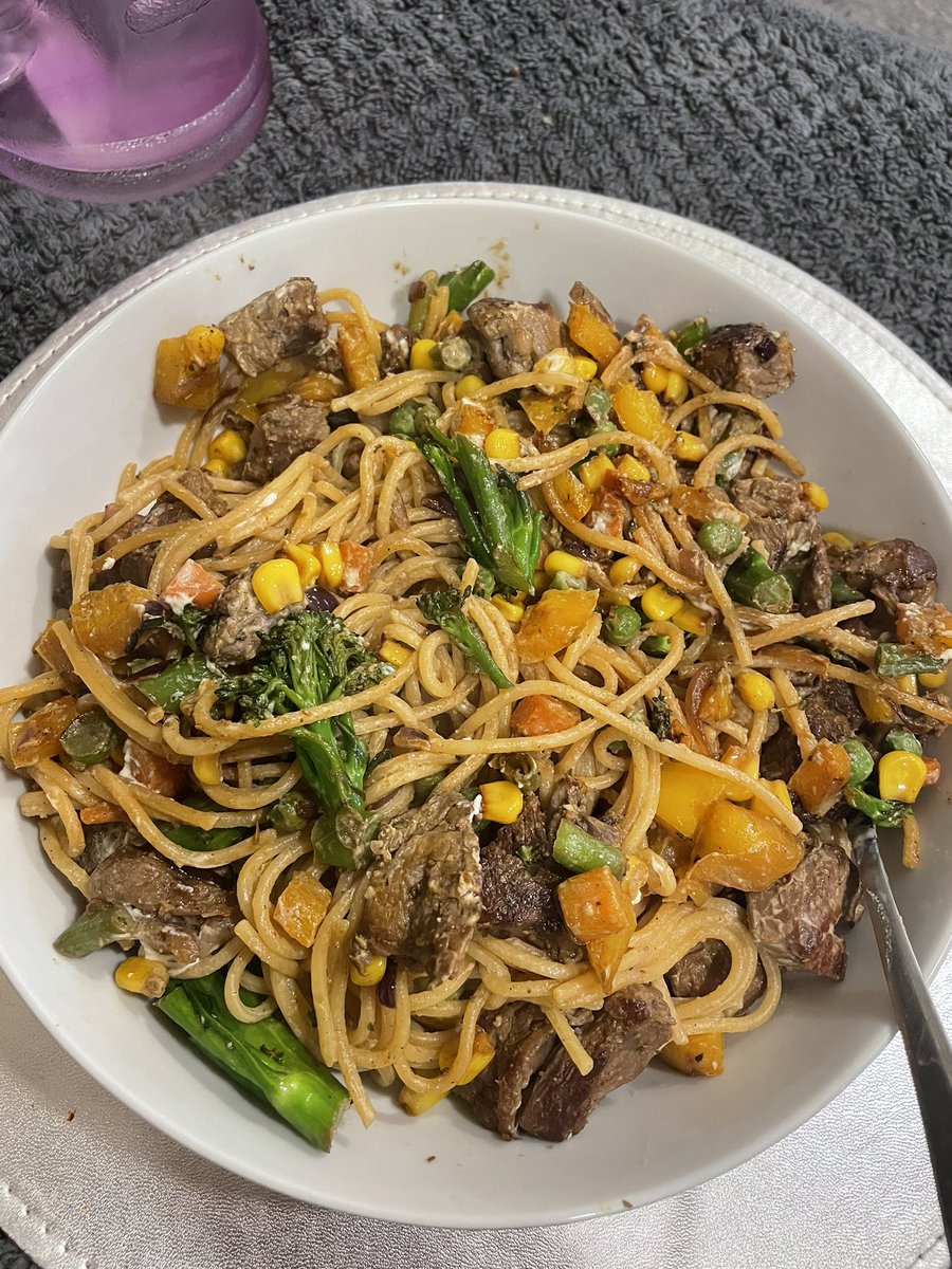 QueenSparkle07's tweet photo. Lamb and veggies in pasta and cheese sauce. Doesn’t look much here buy damn this was good 🤤 #weightloss #fitness #homemade #cooking #caloriedeficit https://t.co/JrgvJXPrVZ