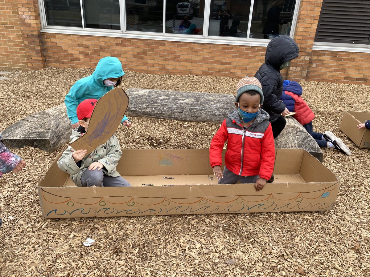 Au cours de leurs études sur les peuples autochtones, les élèves de MJB ont écouté une légende. Ensuite, ils ont utilisé les suites et les formes géométriques pour décorer les tipis. Ils ont aussi fabriqué des canots, des attrape-rêve et des bracelets.