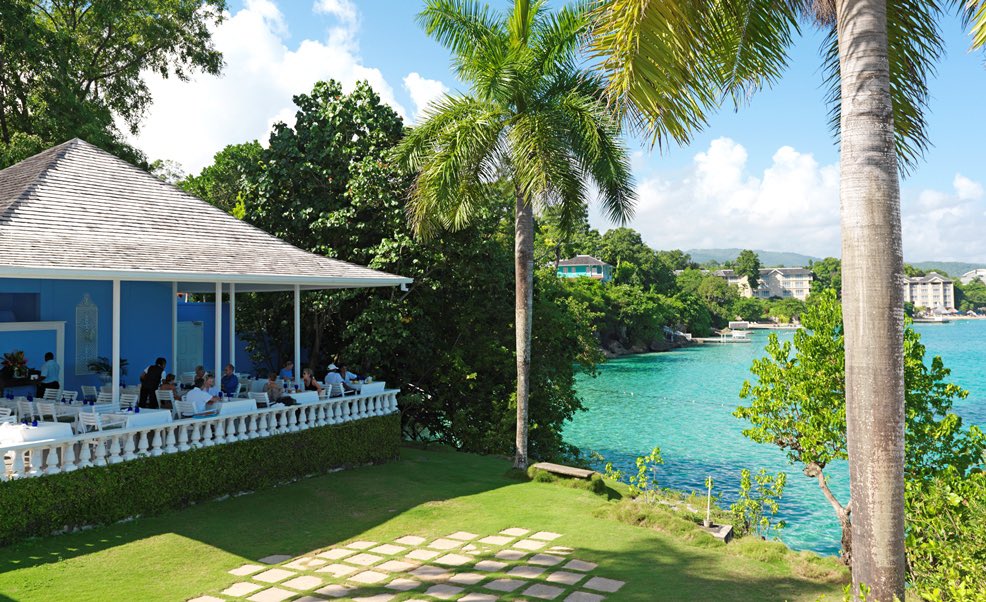 JamaicaInnHotel's tweet photo. Enjoy lunch with a view at Sea Shanty where excellent cuisine and friendly service will make your experience unforgettable. #lunchwithaview #seaviewdining #oceanview #luxurydining https://t.co/853SOSoYGz