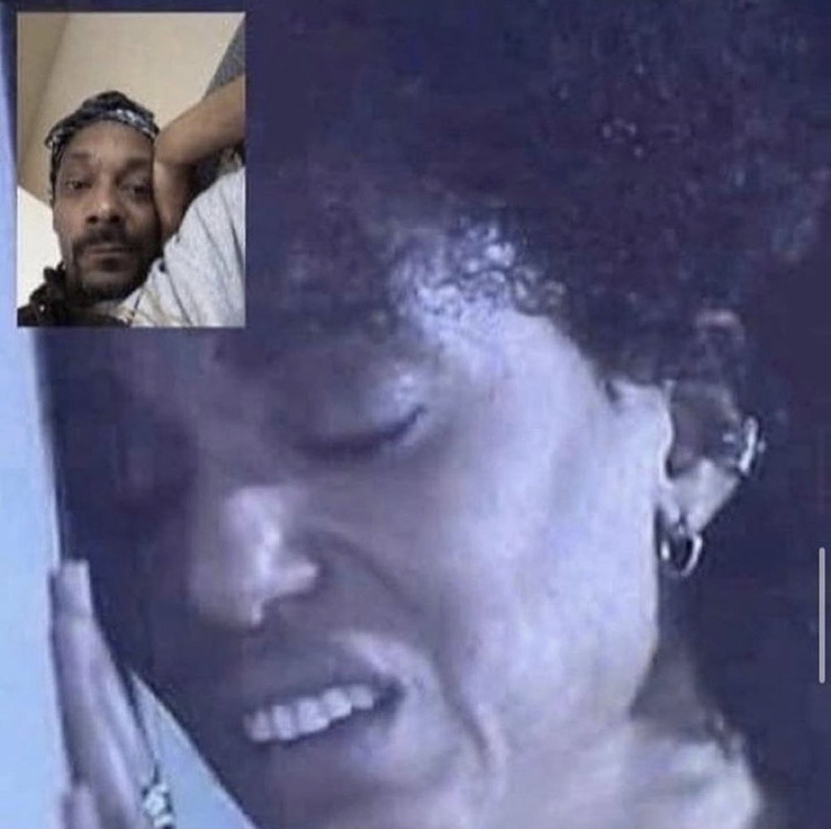 dreeeali's tweet image. Me watching my friend cry over a nigga I told her to leave 2 years ago 😐