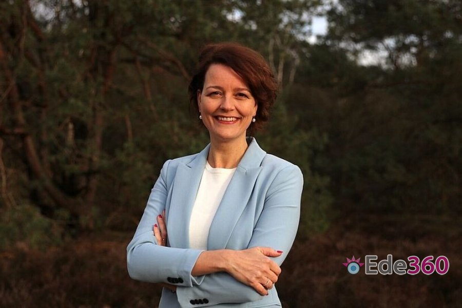 Ede360's tweet image. Wethouder Hester Veltman pakt werkzaamheden weer op rondom.in/beeld/63s Ede360