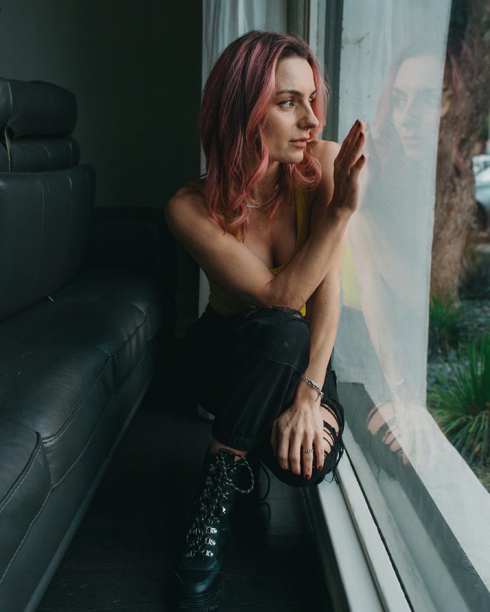 natashajanej's tweet photo. Watching the rainy morning in L.A. 🌧 Reminding me of Paris... 🧚♀️ 4 MORE DAYS 🙌
#newsinglecomingsoon #4moredays #iloveuparis #njj
#watchingtherain https://t.co/pZxvNHphVw