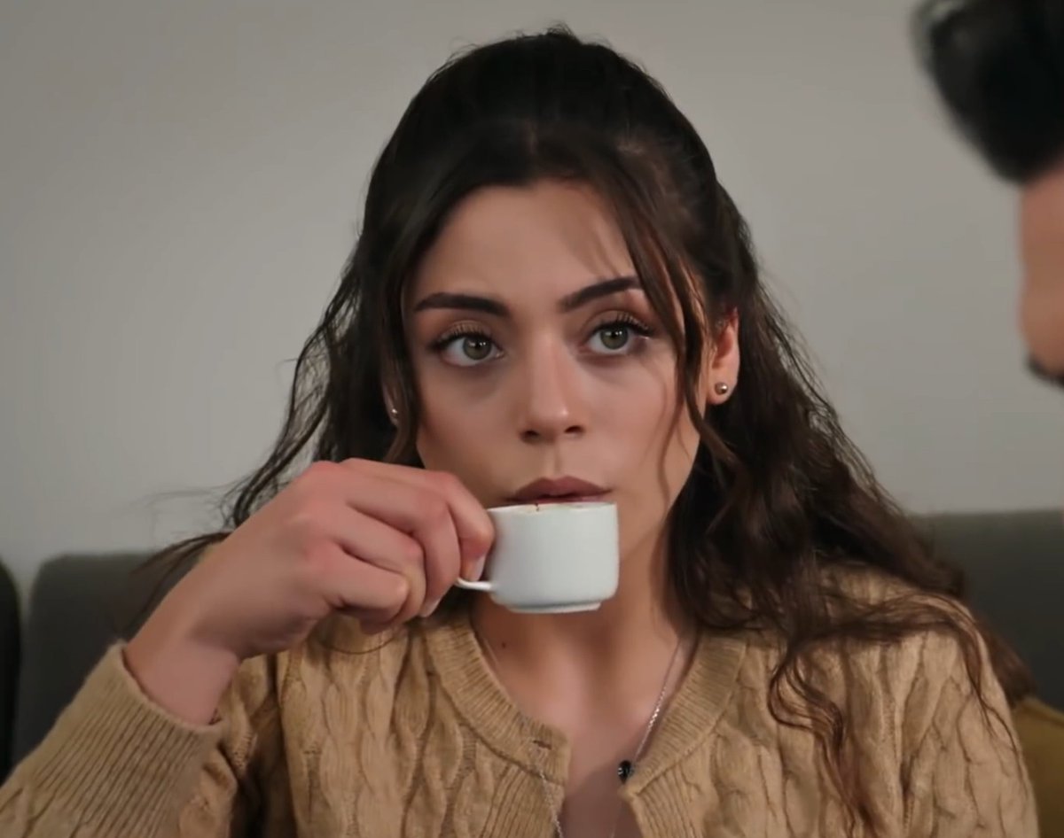 Bölümü izleyemedim ama fragmandan anladığım kadarıyla psikopat civcivim sahalara geri dönmüş keyfim gıcır moodum ektedir 👇🙂 #emanet #sehyam