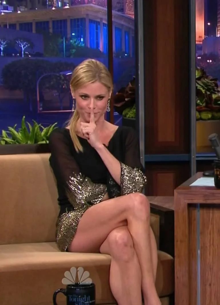 Julie Bowen's legs look so muscular and hotpic.twitter.com/ejXAuT61wt.